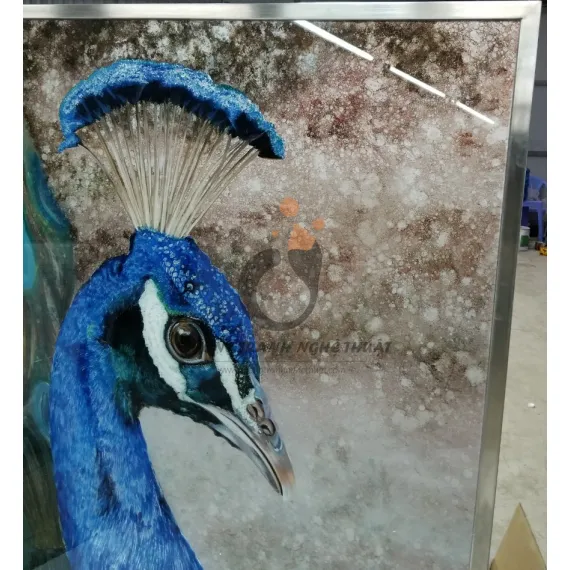 Tranh Kiếng Với Họa Tiết Chim Công Vẽ Ngược Dát Lá Đồng Lá Bạc Tranh Kiếng Với Họa Tiết Chim Công Vẽ Ngược Dát Lá Đồng Lá Bạc