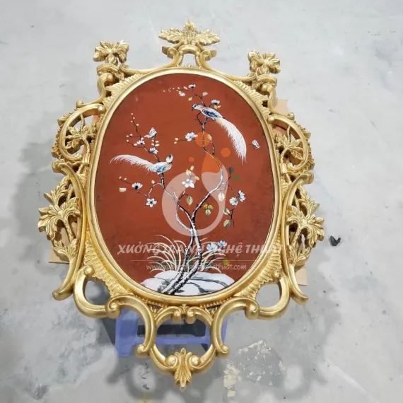 Tranh Kiếng Đôi Chim Trĩ Hình Oval Dát Vàng Nền Đỏ Tranh Kiếng Đôi Chim Trĩ Hình Oval Dát Vàng Nền Đỏ