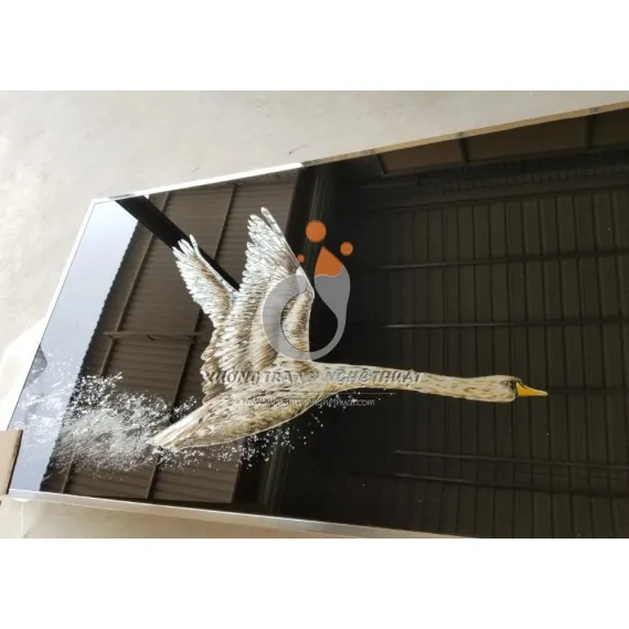 Tranh Thiên Nga Vẽ Ngược Trên Kiếng